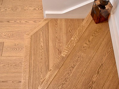 Oak stairs cladding and floors in Light Nut colour