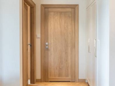 Naturale colour wood floors and panel style oak doors