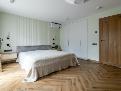 Cottage renovation: oak doors and herringbone parquet in Grey colour