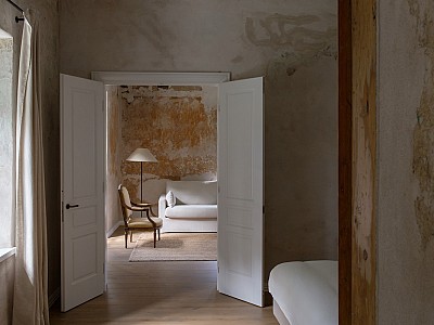 Restoration and conservation of historic buildings: oak floors in Granola colour at the 16th century manor