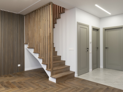 Herringbone oak parquet and oak stairs in the Silver Dust colour, complemented by Art Deco-style oak doors and oak deco walls