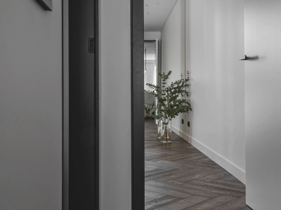 Dark wood floors: herringbone parquet in Ebony colour