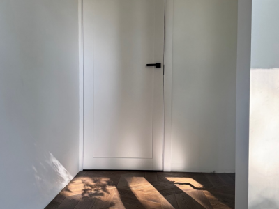 Diamond oak parquet in Tobacco colour and panel solid oak doors in RAL 9003