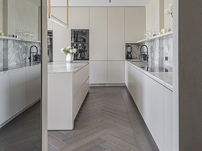 Oak Herringbone parquet in Antique colour with elegant floor borders