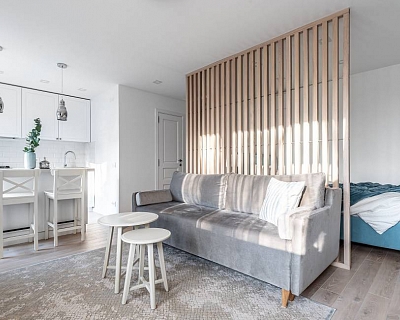 Compact flat design: Nordic White oak floors and classic oak doors