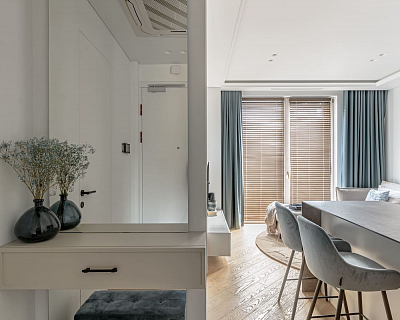 Diagonally installed wood flooring in Grey colour
