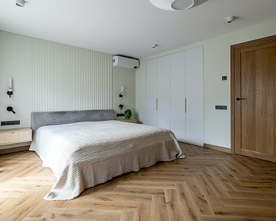 Cottage renovation: oak doors and herringbone parquet in Grey colour