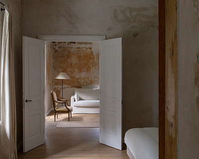 Restoration and conservation of historic buildings: oak floors in Granola colour at the 16th century manor