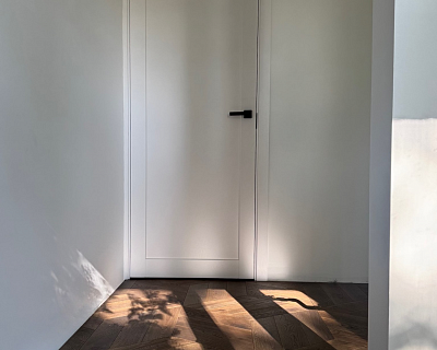 Diamond oak parquet in Tobacco colour and panel solid oak doors in RAL 9003