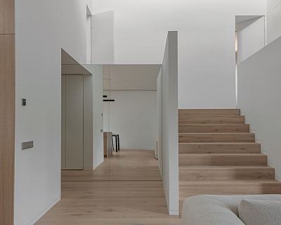 Minimalist style with wide oak floorboards and matching oak stairs in Ivory colour