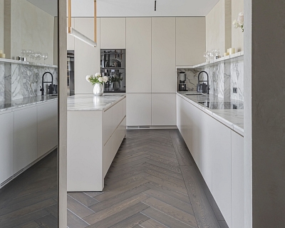Oak Herringbone parquet in Antique colour with elegant floor borders