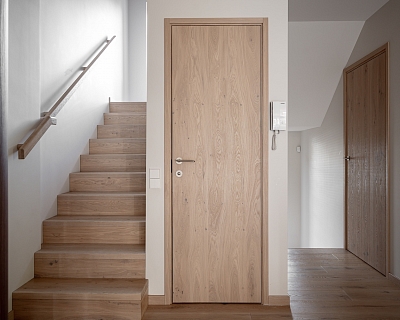 Oak floorboards, oak stairs and Moss oak doors in Ivory colour