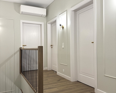 Art Deco oak doors in RAL 9003, oak floors and oak stairs in Dunes colour