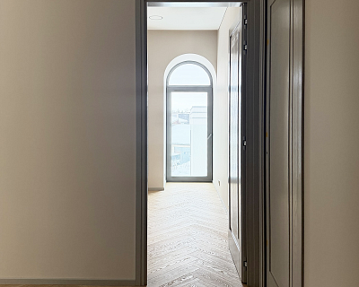 Herringbone oak parquet in Naturale colour and Art Deco solid oak doors