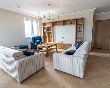 Naturale colour wood floors and panel style oak doors