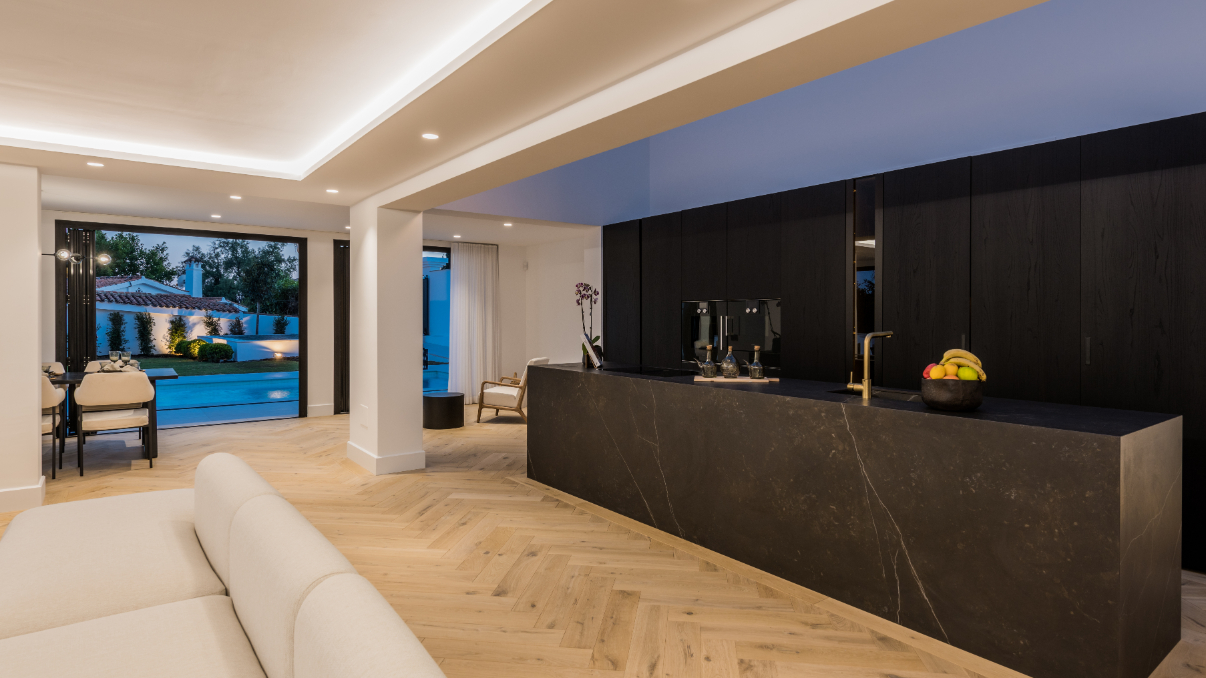 Ecohardwood herringbone parquet oak flooring >>. Projet: Villa Aura >>, Spain. Colour: Naturale>>. Size 140mm x 700mm. Grade: Character >>